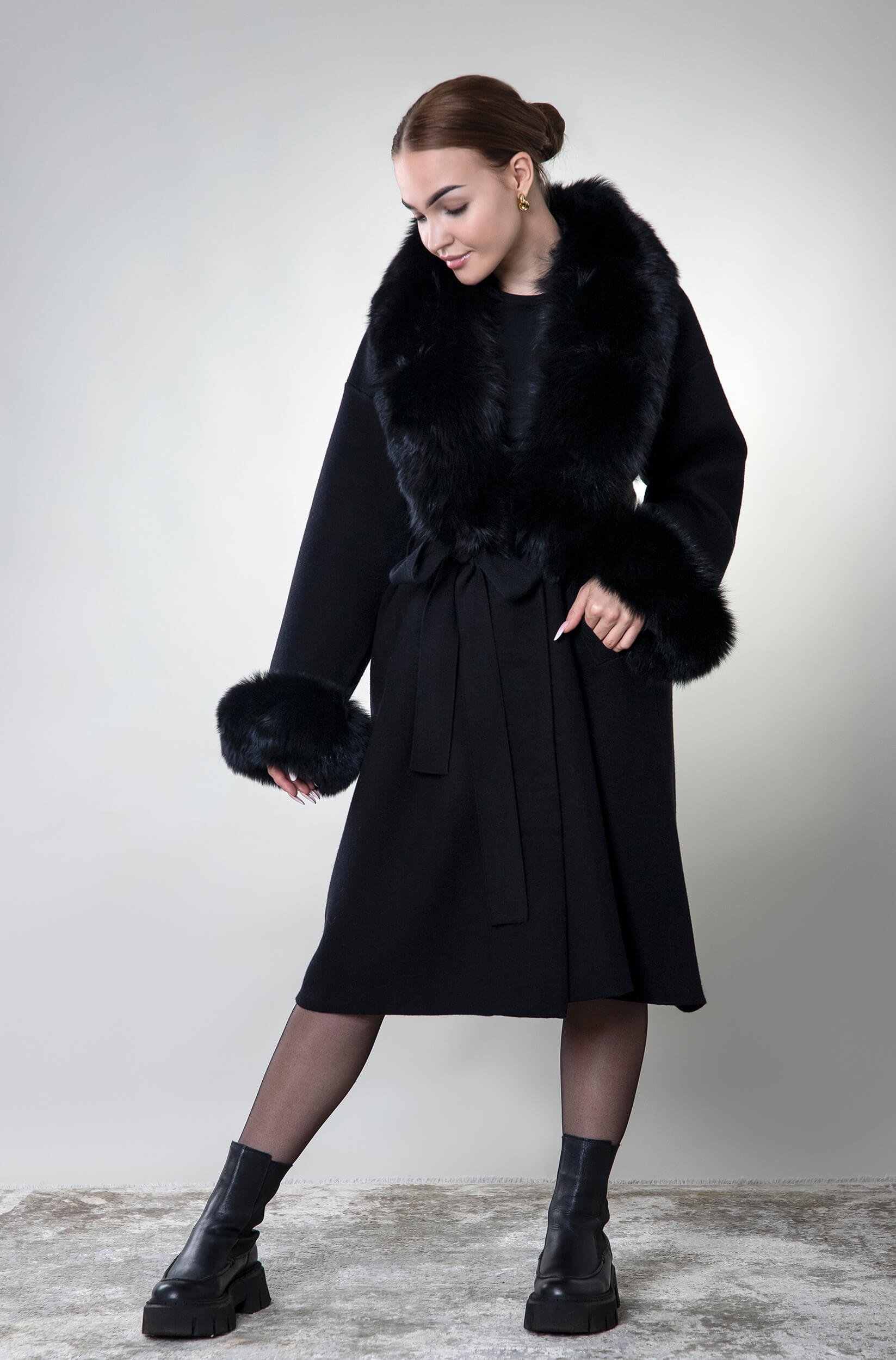 Płaszcz z naturalnym futrem Siena - czarny - obrazek 2