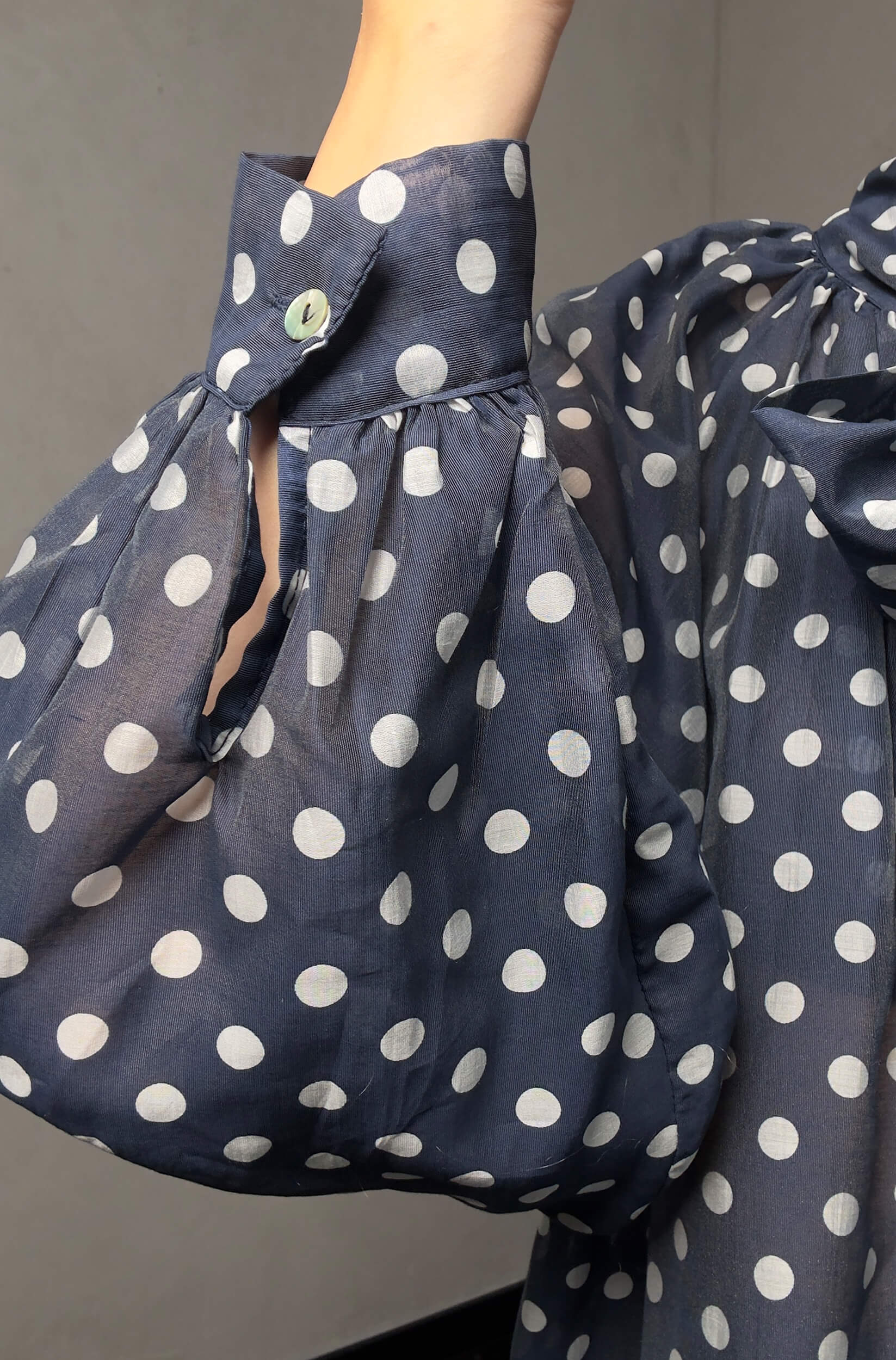 Koszula w groszek Oria - granatowa - obrazek 3