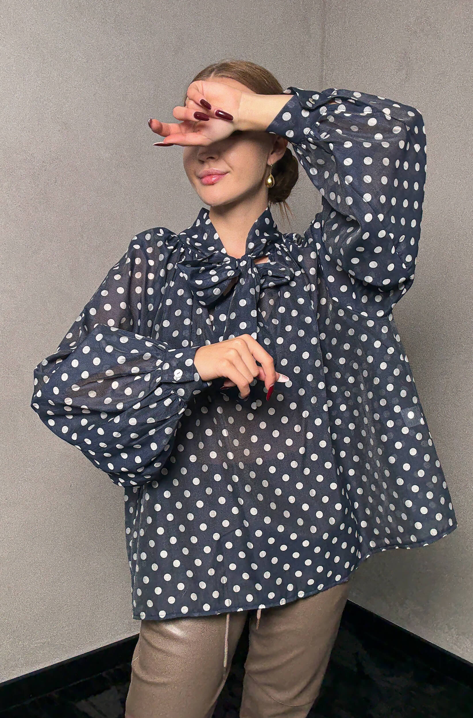 Koszula w groszek Oria - granatowa